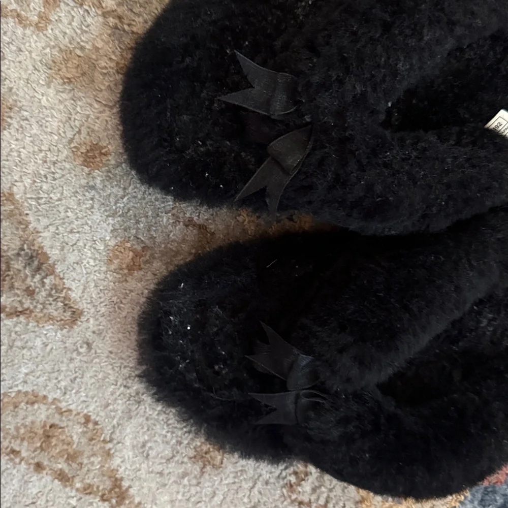 UGG Black Shearling Slide Slippers - Plush Open-Toe Comfort Size 8 - Picture 2 of 4